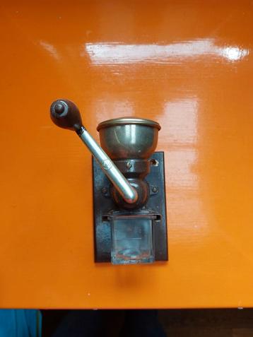 Koffiemolen bakeliet ktm werkt super mooi aan de keukenmuur  beschikbaar voor biedingen