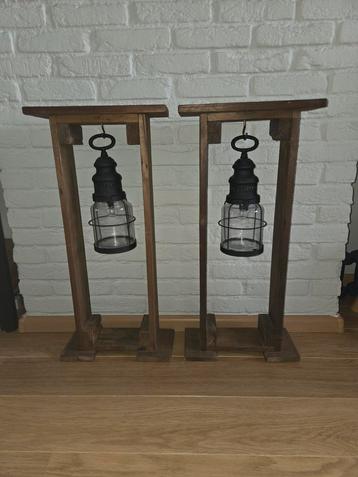 Lantaarns op Houten Staanders - Set van 2 beschikbaar voor biedingen