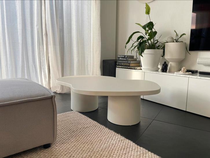Organische salontafel wit beige of zwart met twee poten, Huis en Inrichting, Tafels | Salontafels, Nieuw, Minder dan 50 cm, 50 tot 100 cm