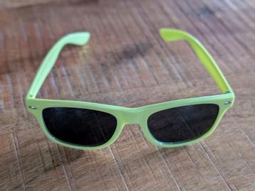 Nieuwe groene zonnebril voor volwassenen en kinderen beschikbaar voor biedingen