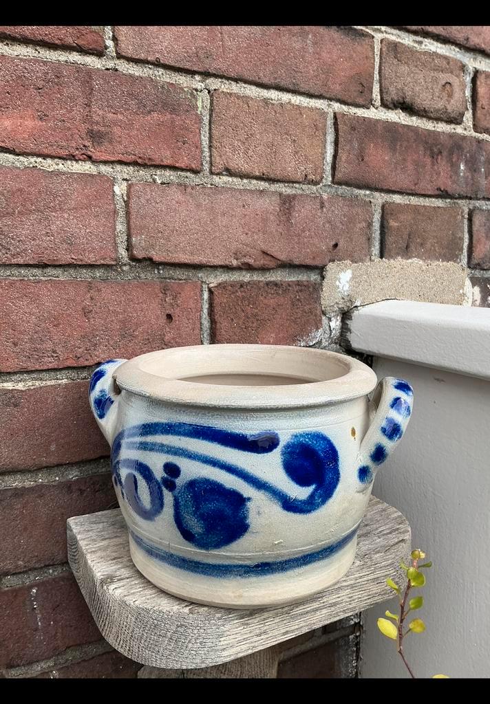 Keulse pot, inhoud ong 1 liter. Beschadigd aan onderrand oud, Antiek en Kunst, Antiek | Schalen, Ophalen of Verzenden