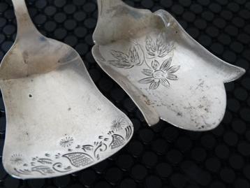 	 Antiek zilveren theeduim en suikerschep, bloem graveringen beschikbaar voor biedingen