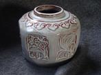 Mobach zeshoekig vaasje met relief, Antiek en Kunst, Ophalen of Verzenden