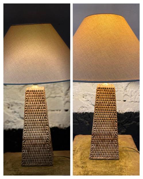 Vintage lamp gevlochten rotan pyramide linnen kap 2 stuks, Huis en Inrichting, Lampen | Tafellampen, Gebruikt, Minder dan 50 cm