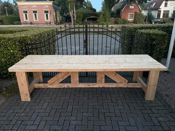 Robuuste boeren stamtafel van 3.2 meter beschikbaar voor biedingen