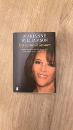 Marianne Williamson - Cursus in loslaten, Achtergrond en Informatie, Ophalen of Verzenden, Zo goed als nieuw, Marianne Williamson