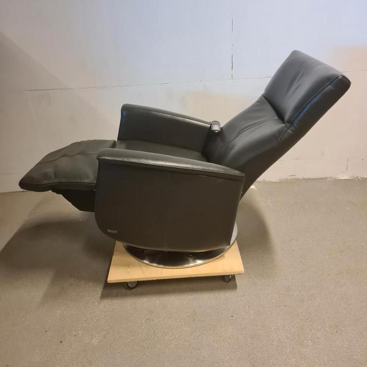 Sta op stoel / opsta stoel draaiplateau / donker grijs leer, Huis en Inrichting, Fauteuils, Leer, 50 tot 75 cm, Minder dan 75 cm