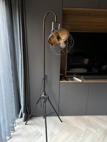 Industriële staande lamp beschikbaar voor biedingen
