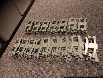 Duplo rails, 22 rechte rails, 36 bochten en 2 wissels beschikbaar voor biedingen
