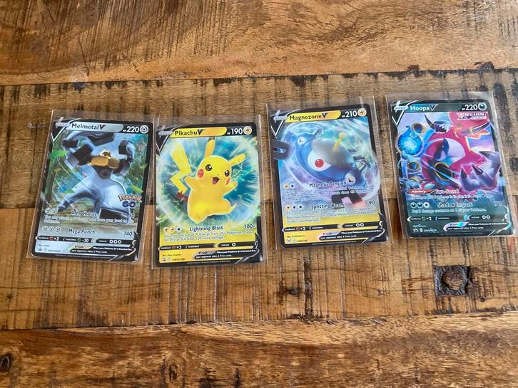 Pokémon V set – Pikachu, Melmetal, Magnezone & Hoopa, Hobby en Vrije tijd, Verzamelkaartspellen | Pokémon, Zo goed als nieuw, Meerdere kaarten