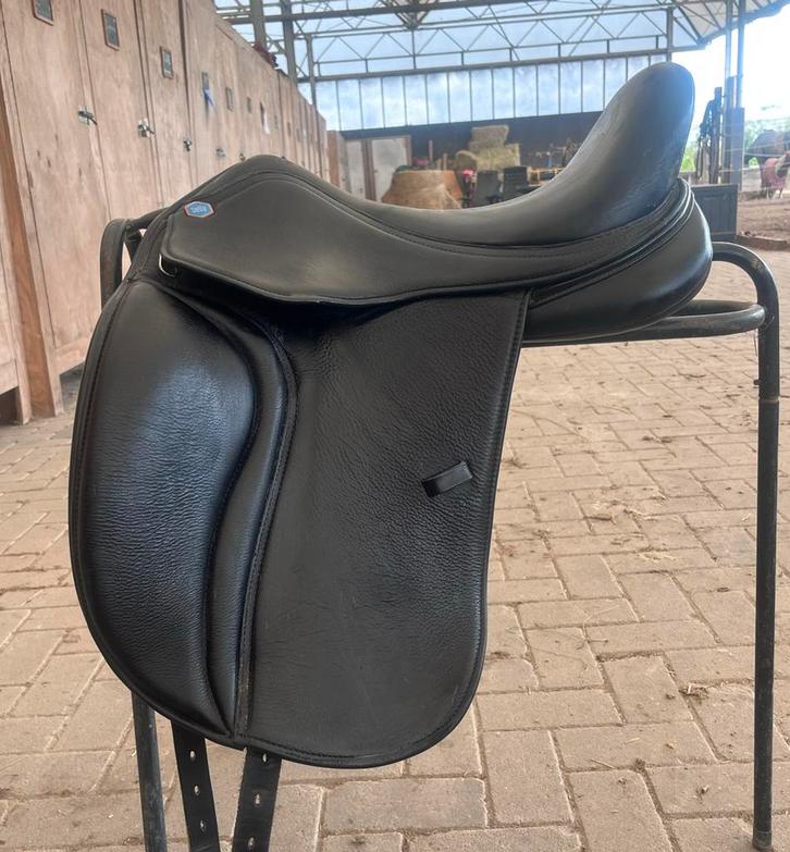 Sella Bella dressuurzadel (17 inch), Dieren en Toebehoren, Paarden en Pony's | Zadels, Zo goed als nieuw, Dressuur, Ophalen