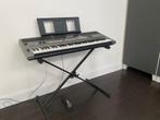 Yamaha keyboard met pedaal, standaard en verstelbare kruk, Muziek en Instrumenten, Keyboards, Ophalen, Zo goed als nieuw, 61 toetsen