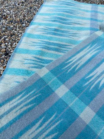 Vintage wollen deken turquoise blauw wit 178x225 keurig beschikbaar voor biedingen