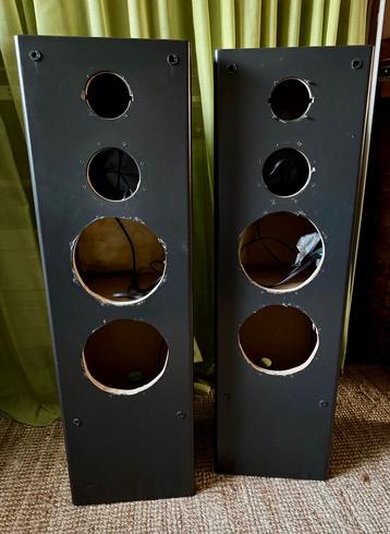 Lege luidsprekerkasten beschikbaar voor biedingen