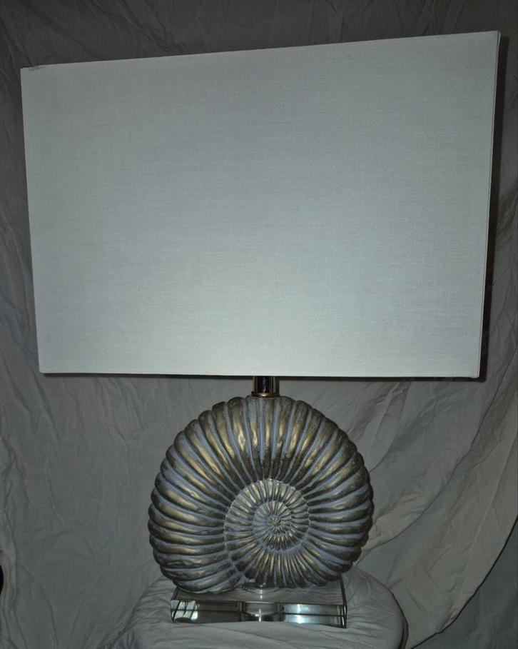 Set van 2 lampen met glazen voet en fossiele slak decoratie, Huis en Inrichting, Lampen | Tafellampen, Gebruikt, Glas, Kunststof