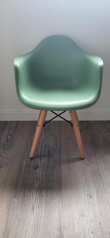 Groen kinderstoeltje met houten pootjes. beschikbaar voor biedingen