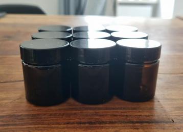 9 glazen zalfpotjes van 30 ml beschikbaar voor biedingen