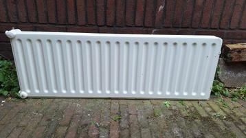 Klassieke stalen radiator uit jaren 30 huis beschikbaar voor biedingen