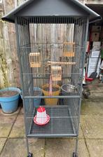 Mooi grote gebruikte vogelkooi met 3 nestkastjes te koop, Dieren en Toebehoren, Vogels | Hokken en Kooien, Ophalen, Gebruikt, Metaal