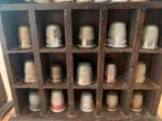Vintage 48 metalen vingerhoedjes met twee houten huis/ophang, Verzamelen, Vingerhoedjes, Ophalen of Verzenden, Gebruikt, Overige materialen