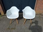 2 goede witte design kuipstoelen van kunststof en hout, Gebruikt, Twee, Wit, Ophalen