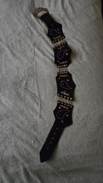 Een super mooie nieuwe brede riem met steentjes beschikbaar voor biedingen