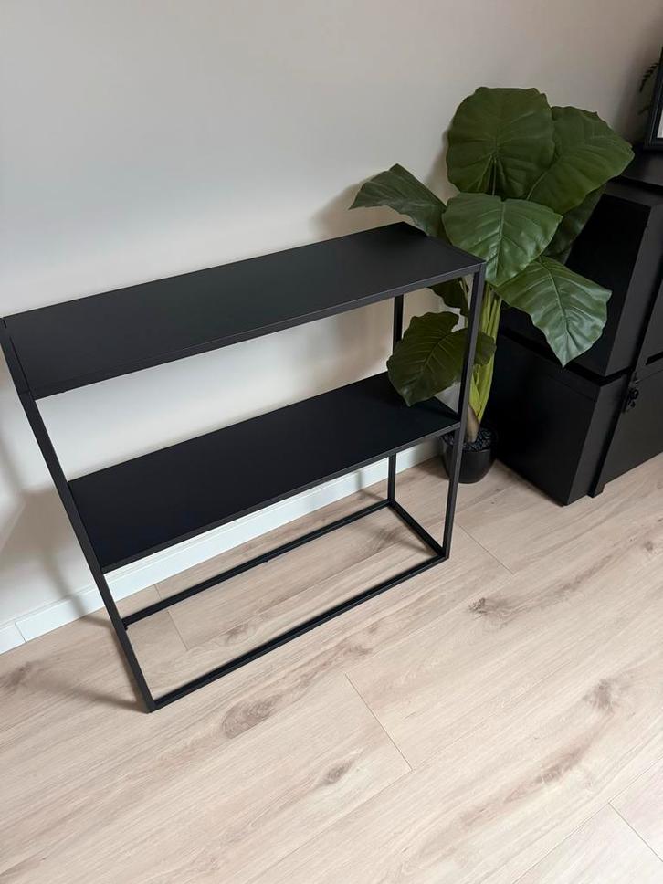 JYSK VIRUM Sidetable - 26x80 cm - Zwart Metaal, Huis en Inrichting, Tafels | Sidetables, Zo goed als nieuw, 25 tot 50 cm, 100 tot 150 cm