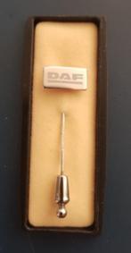 DAF speld zilverkleur in doosje, Verzamelen, Speldjes, Pins en Buttons, Verzenden, Nieuw, Transport, Speldje of Pin