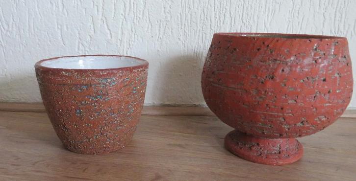 Rood bruine bloempot klein en op voet Jaren 50 Vintage, Tuin en Terras, Bloempotten, Zo goed als nieuw, Aardewerk, Binnen, Minder dan 40 cm