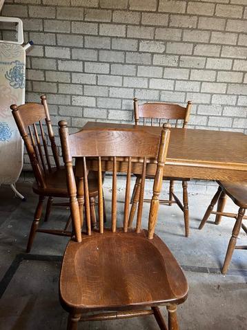 Tafel met stoelen  beschikbaar voor biedingen