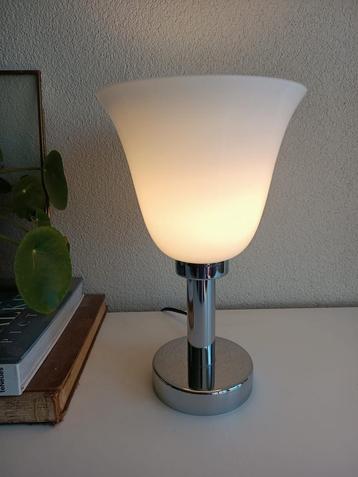 Vintage tulp tafellamp met melkwitte kap beschikbaar voor biedingen