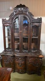 Grote antieke barok vitrinekast