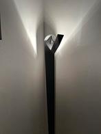 Vintage Italiaanse vloerlamp postmodern Micron 'Nun Terra', Huis en Inrichting, Lampen | Vloerlampen, Ophalen, Gebruikt, Postmodern