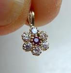 Klein 9 kt gouden hangertje: bloem. Robijn + 6 x zirkonia, Nieuw, Ophalen of Verzenden, Rood, Goud