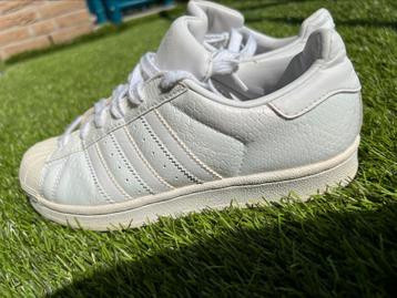 Adidas sneakers beschikbaar voor biedingen
