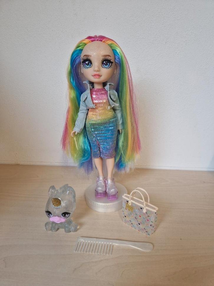 Rainbow High Pop - Amaya, Kinderen en Baby's, Speelgoed | Poppen, Zo goed als nieuw, Ophalen