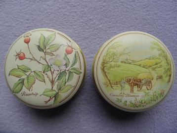2x vintage bewaarblikjes met Rose hip + Country Blossom beschikbaar voor biedingen