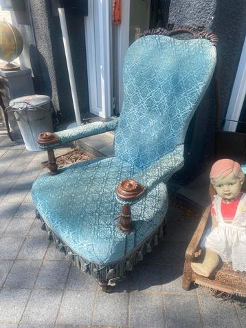 Antieke Blauwe Fauteuil met Houten Details beschikbaar voor biedingen