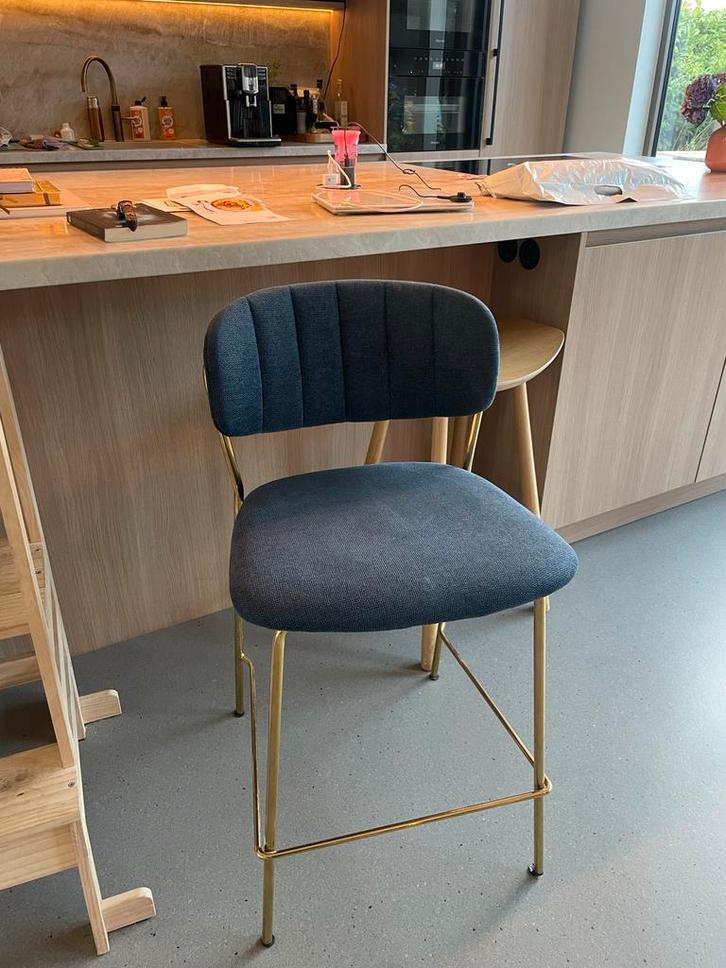 Gouden barkruk met blauwe zitting, Huis en Inrichting, Barkrukken, Zo goed als nieuw, 60 tot 90 cm, Metaal, 1 kruk, Met voetsteun