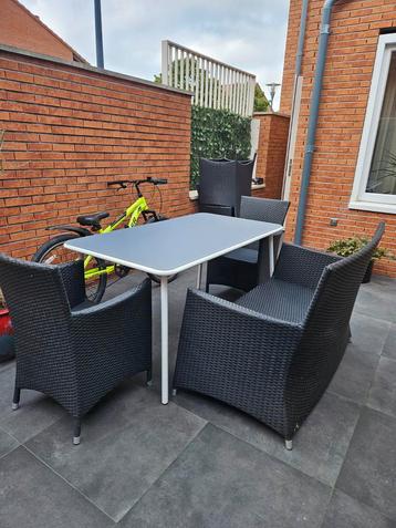 Tuintafel met 4 stoelen en een bank beschikbaar voor biedingen