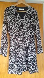 Te koop: zwart jurkje met bloemenprint, S, Kleding | Dames, Jurken, Zwart, Zo goed als nieuw, Maat 36 (S), Boven de knie