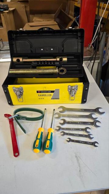 Gereedschapskist met gereedschap kleine koffer beschikbaar voor biedingen
