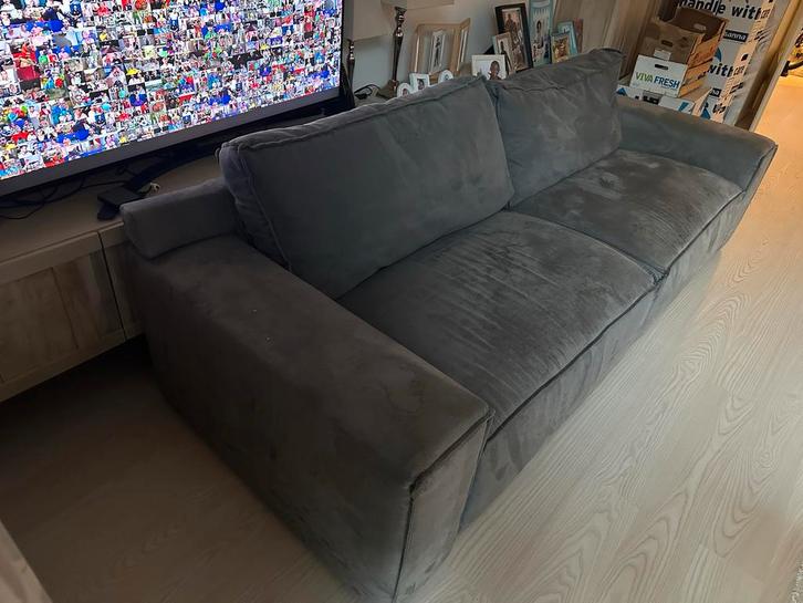 Grijze suede 4 zits-bank, Huis en Inrichting, Banken | Bankstellen, Gebruikt, Rechte bank, Vierpersoons of meer, 250 tot 300 cm