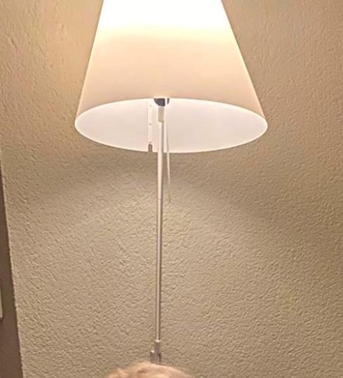 Luceplan Costanzina wandlamp witte kap, alu poot, Costanza, Huis en Inrichting, Lampen | Wandlampen, Gebruikt, Kunststof, Metaal