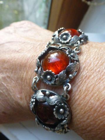 N.E. FROM Zilveren Armband Barnsteen in bloemenkrans 1960  beschikbaar voor biedingen