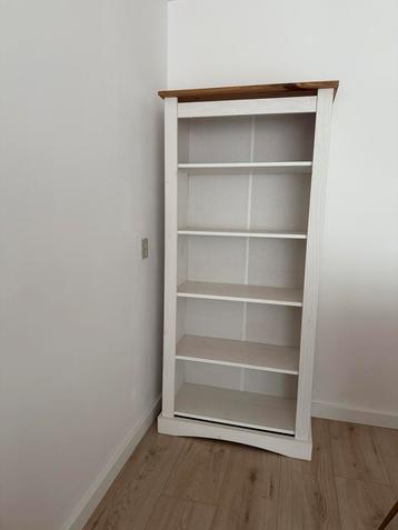 Witte vitrinekast met houtaccent – 5 planke beschikbaar voor biedingen