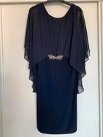 Joseph Ribkoff donkerbl.jurk, mt 48, met voile en siergesp., Kleding | Dames, Galajurk, Blauw, Maat 46/48 (XL) of groter, Joseph Ribkoff