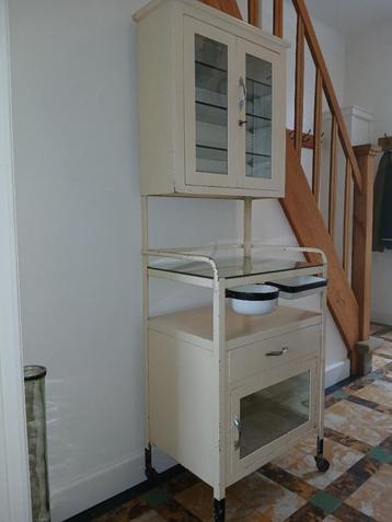 retro vintage metalen medische kast beschikbaar voor biedingen