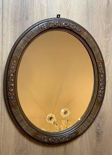 Ovale spiegel in goud-/bronskleurige bewerkte lijst beschikbaar voor biedingen