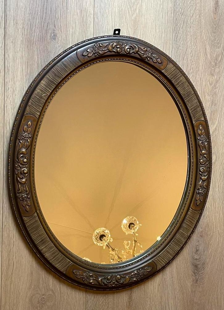 Ovale spiegel in goud-/bronskleurige bewerkte lijst, Antiek en Kunst, Antiek | Spiegels, Minder dan 50 cm, Ovaal, Ophalen